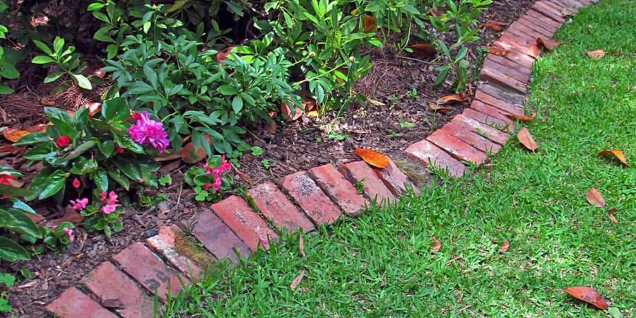 Отделяем клумбу от газона