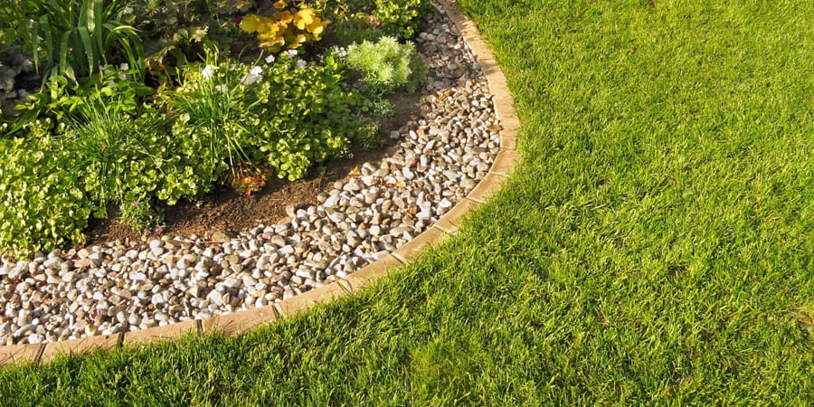 Отделяем клумбу от газона