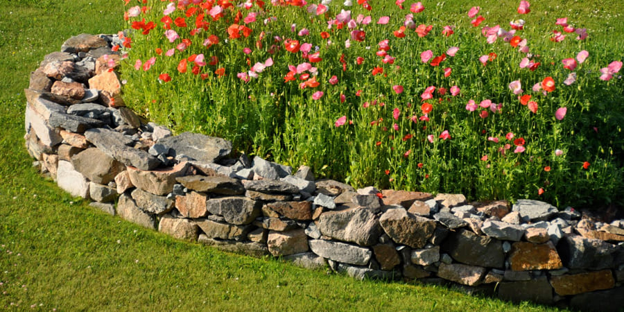 Отделяем клумбу от газона